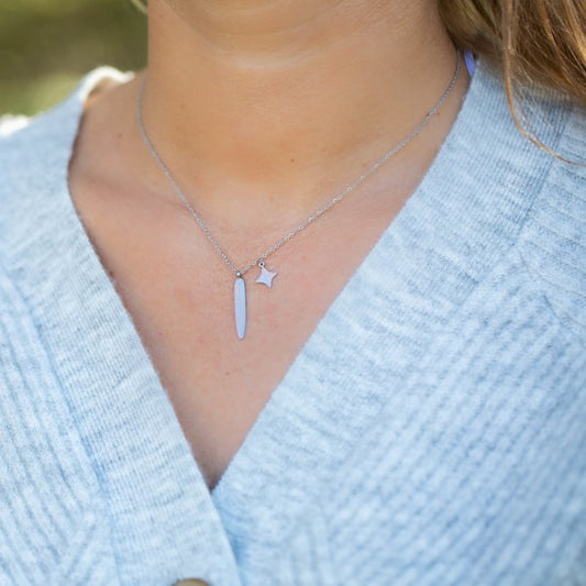 Colier de argint cu 2 pandantive, o pană și o stea.