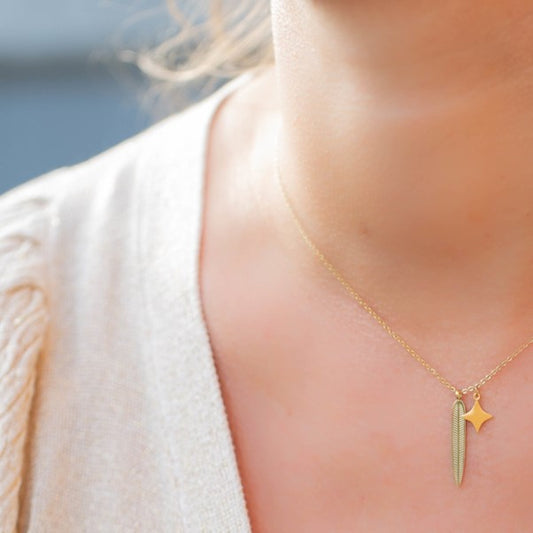 Colier de aur cu 2 pandantive, o pană și o stea.