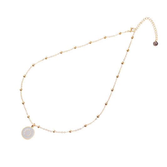 Colier de aur cu pandantiv reprezentând un soare alb.